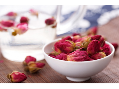 干玫瑰花瓣泡茶有什么功效？